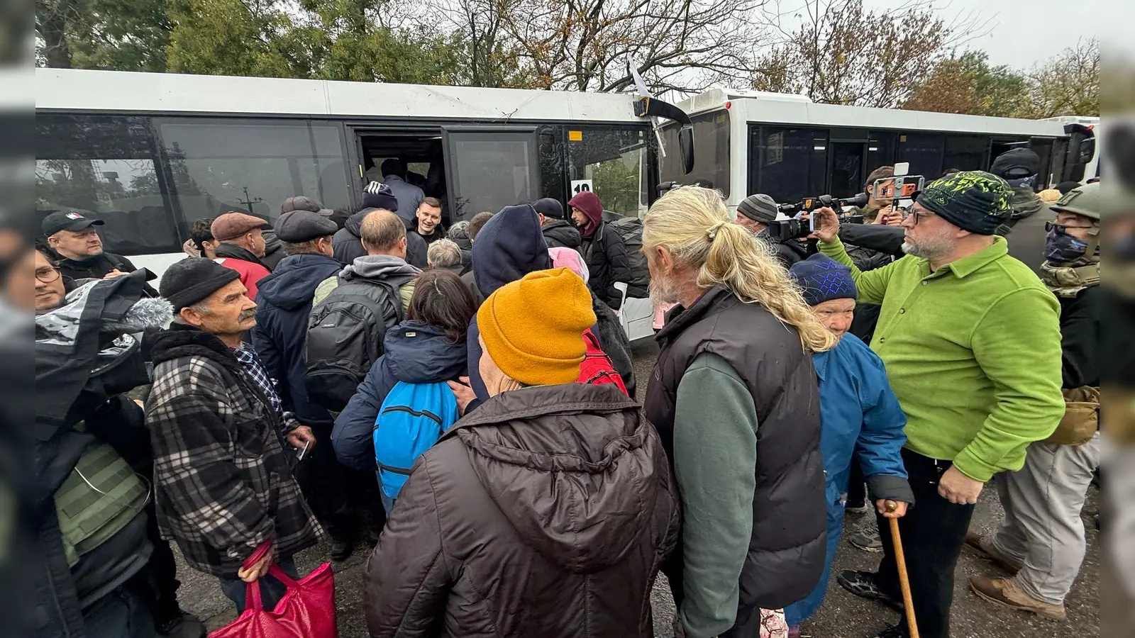 Bei der Evakuierung am Vortag hatten die Menschen nach russischen und ukrainischen Angaben die Wahl, sich für eine Ausreise aus der Trümmerstadt oder den Verbleib dort zu entscheiden.  (Foto: Ulf Mauder/dpa)
