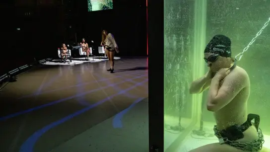 Eine Frau sitzt in der Inszenierung „Ophelia&#39;s Got Talent“ in einem Wasserbehälter. (Foto: Nicole Marianna Wytyszak/Volksbühne/dpa)