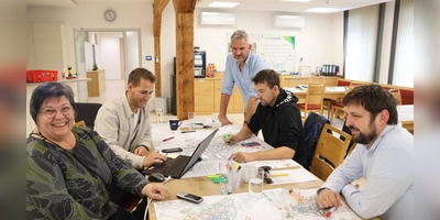 Der Krisenstab der Dinkelsbühler Stadtwerke ist am Donnerstagvormittag trotz der Mammutaufgabe, die Gasversorgung in der Dinkelsbühler Altstadt wiederherzustellen, guter Dinge. (Foto: Martina Haas)