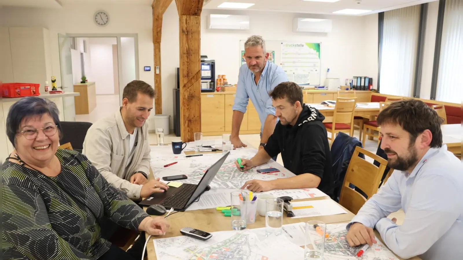 Der Krisenstab der Dinkelsbühler Stadtwerke ist am Donnerstagvormittag trotz der Mammutaufgabe, die Gasversorgung in der Dinkelsbühler Altstadt wiederherzustellen, guter Dinge. (Foto: Martina Haas)