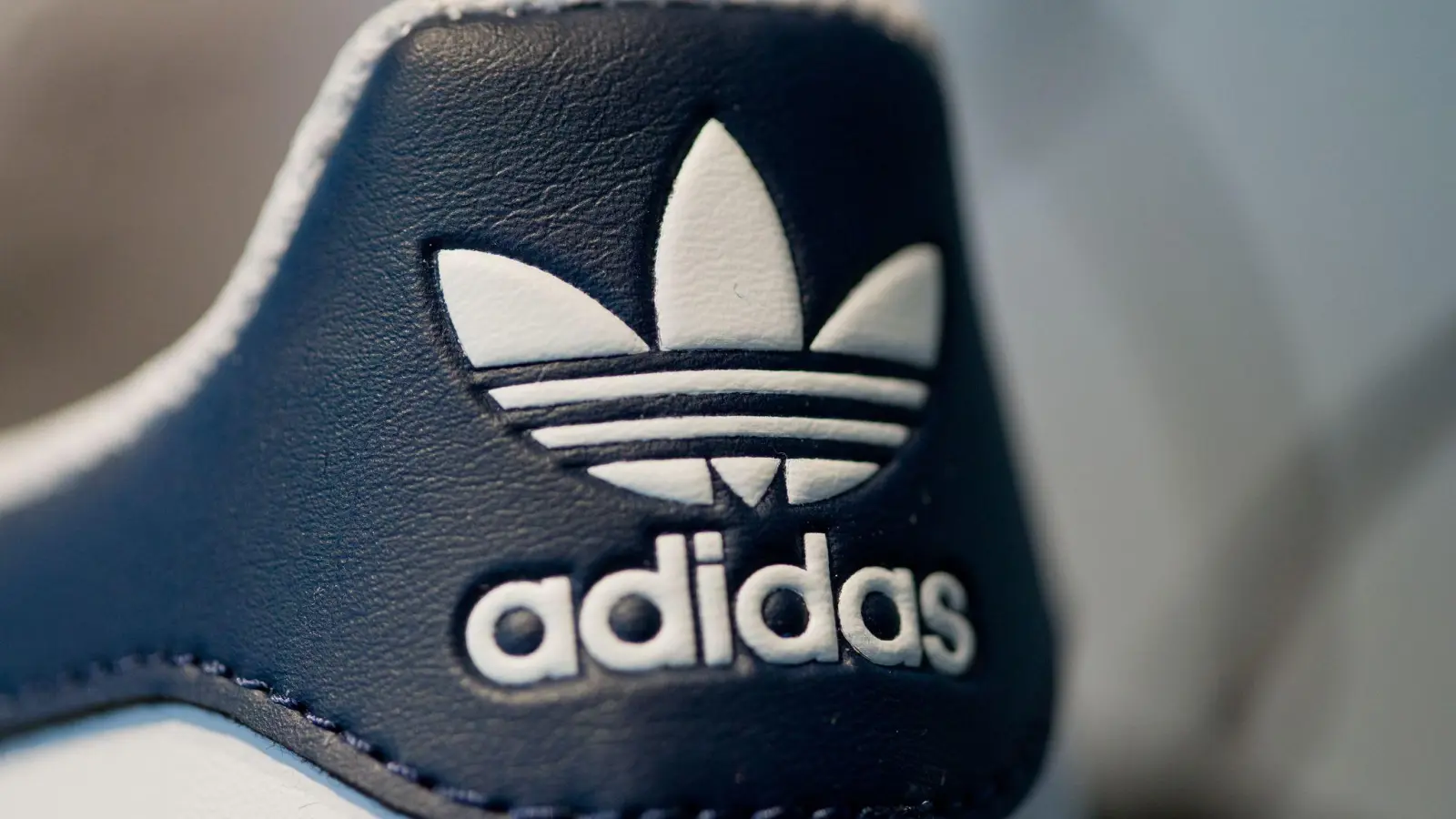 Adidas verlässt die Tarifbindung (Symbolbild).  (Foto: Daniel Karmann/dpa)