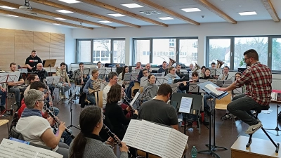 Blasmusik in großer Besetzung präsentiert das Kreisorchester Ansbach – hier bei einer Probe – am Samstag und Sonntag. (Foto: Markus Häßlein)