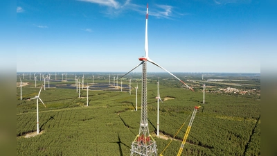 Der Höhenwindturm - hier noch im Bau - ist die höchste Windenergieanlage der Welt und zugleich das zweithöchste Bauwerk Deutschlands. (Archivbild) (Foto: Frank Hammerschmidt/dpa)