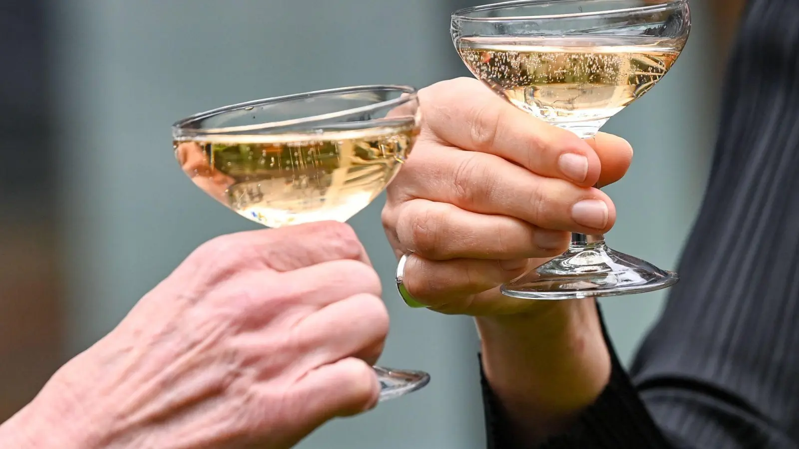 Nach der Adventszeit und den Feiertagen haben viele Menschen das Gefühl, dass sie nun erst einmal weniger oder gar nicht trinken sollten. (Symbolbild) (Foto: Jens Kalaene/dpa)