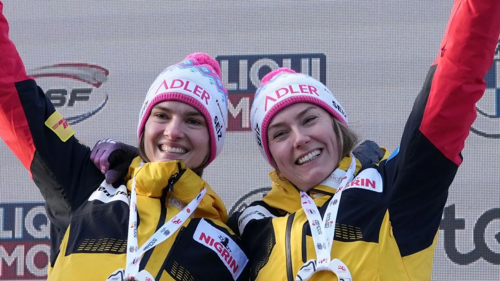Laura Nolte (r) und Neele Schuten siegten in Sigulda im Zweierbob. (Foto: Oksana Dzadan/AP/dpa)