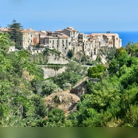 Malerisch gelegen: Tropea ist Kalabriens berühmteste Küstenstadt. Die Nduja gehört in der Region zum Grundlebensmittel in jeder Familie. (Foto: Ute Müller/dpa-tmn)