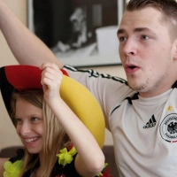 Wenn Spiele zur WM spät übertragen werden, können (Schul-)Kinder schon mal ausnahmsweise aufbleiben. Dann ist es eben am nächsten Tag müde, so der Erziehungsexperte. (Foto: Silvia Marks/dpa-tmn)