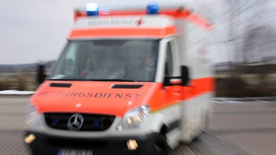 In Bayern wurden am Wochenende Rettungskräfte in zwei Fällen angegriffen. (Symbolbild) (Foto: Stephan Jansen/dpa)