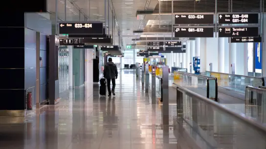 Ein Mann läuft am Flughafen München am Terminal 2 zu seinem Gate. (Archivbild) (Foto: Sven Hoppe/dpa)