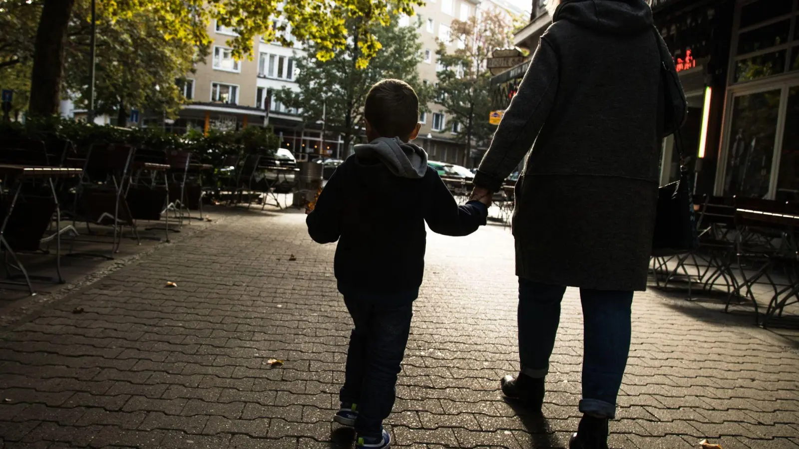 Kindeswohl im Mittelpunkt: Nach einer Trennung entscheidet oft das Gericht, bei welchem Elternteil die Kinder dauerhaft leben werden. (Foto: Christin Klose/dpa-tmn)
