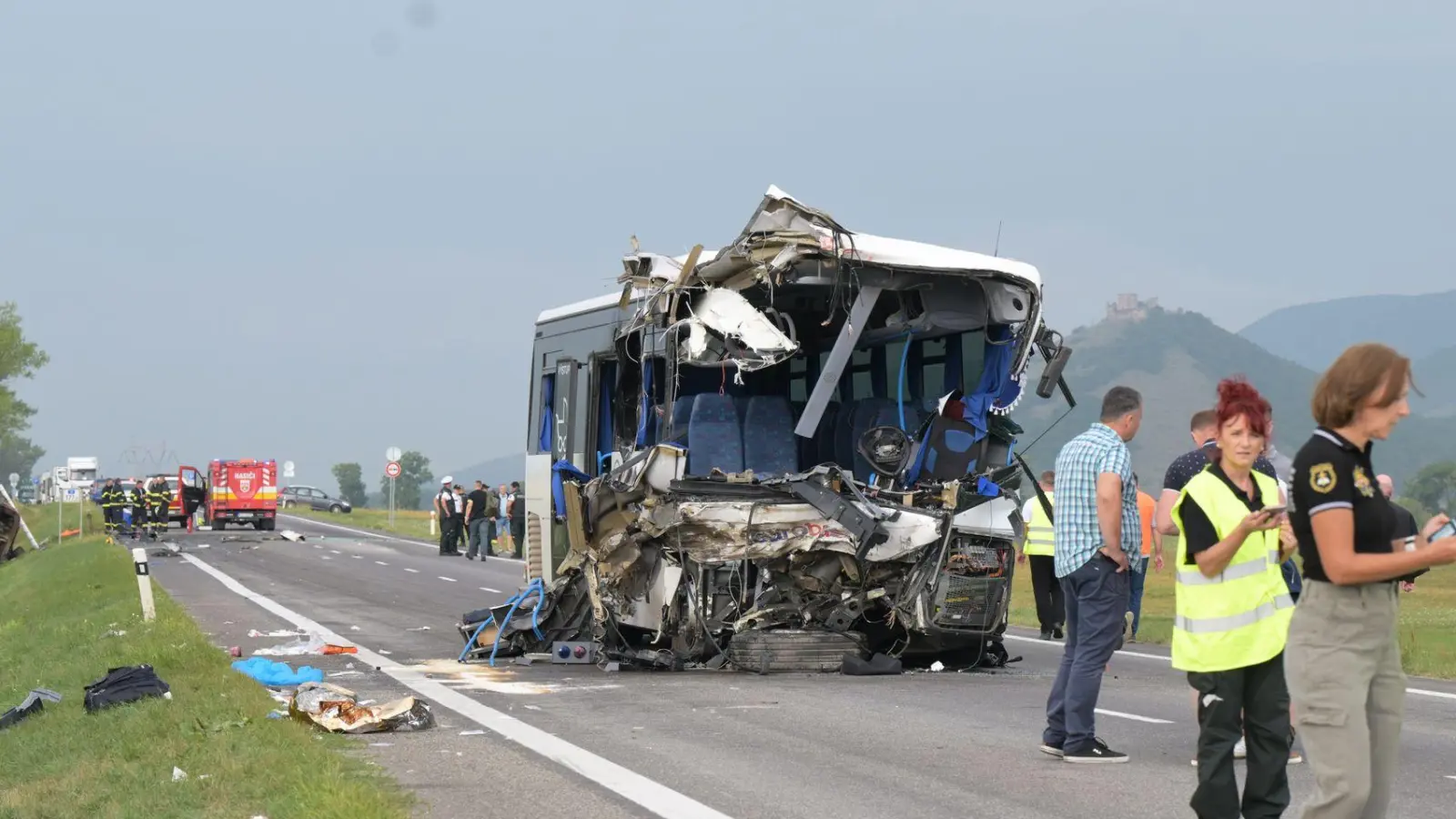 Beim Zusammenstoß eines Lastautos mit einem Linienbus wurde der Vorderteil des Busses zertrümmert, der Busfahrer starb im Krankenhaus. (Foto: František Iván/TASR/dpa)
