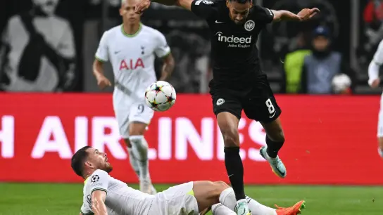 Frankfurts Djibril Sow (r) und Tottenhams Pierre-Emile Hojbjerg kämpfen um den Ball. (Foto: Arne Dedert/dpa)