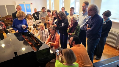 Umringt von interessierten Zuhörerinnen und Zuhörern: die Pianistin Ina Birk beim Feuchtwanger Klaviersymposium 2025 im Sängermuseum. (Foto: Paul Cibis)