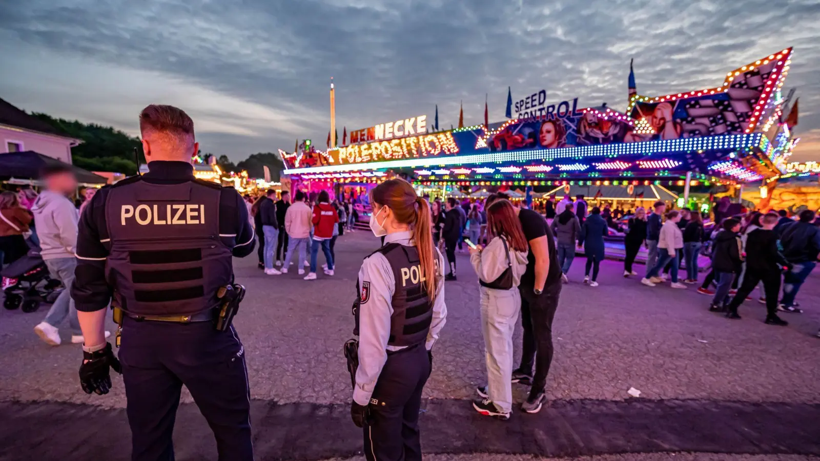 Auf dem Kirmesgelände in Lüdenscheid sind am Sonntag nach den Schüssen Polizisten unterwegs. (Foto: Markus Klümper/dpa)