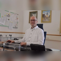 Thomas Schmitt (Bürgerliste) an jenem Ort, an dem er Tag für Tag viel Zeit verbringt: seinem Schreibtisch im Rathaus. (Foto: Johannes Zimmermann)