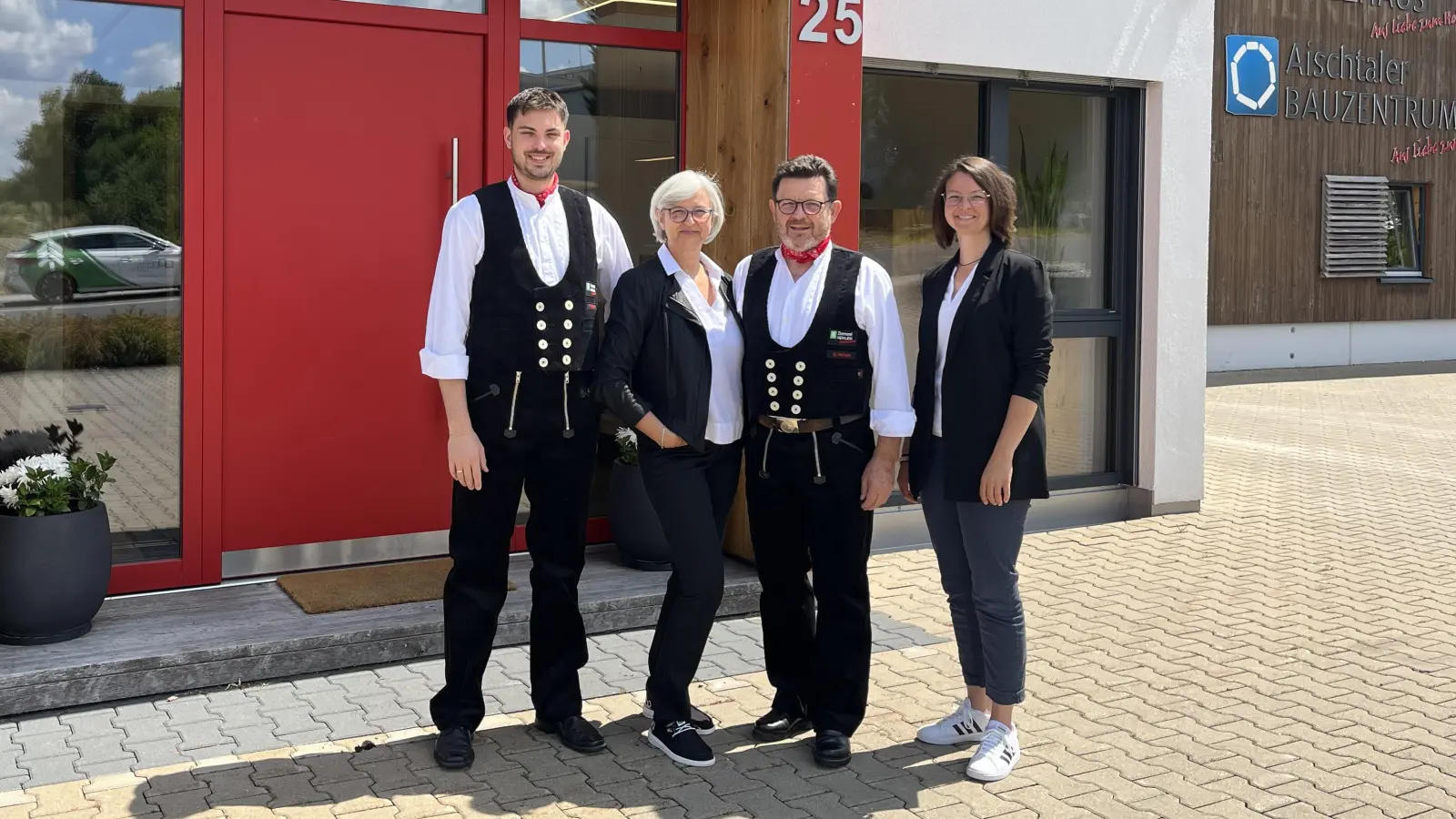 Die Familie Heinlein blickt auf eine dreißigjährige Erfolgsgeschichte zurück. Über die Jubiläen freuen sich (von links nach rechts): Toni Heinlein, Karola Heinlein, Georg Heinlein und Stephanie Heinlein.  (Foto: Zimmerei Heinlein)