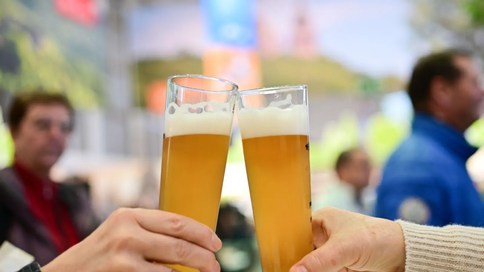 Vorsicht heißt es beim alkoholfreien Hefeweizen der Brauerei Gutmann. (Symbolbild) (Foto: Sebastian Christoph Gollnow/dpa)