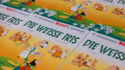 Ausgaben des neuen Asterix-Bandes mit dem Titel „Die weiße Iris“ werden in einer Logistikhalle konfektioniert und in Displays für den Einzelhandel verpackt. (Foto: Rolf Vennenbernd/dpa)