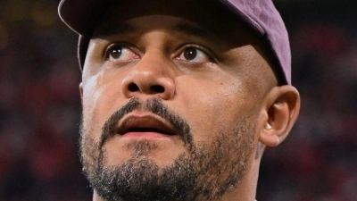 Sonderpreis von Ministerpräsident Söder für Bayern-Trainer Vincent Kompany. (Archivbild) (Foto: Sven Hoppe/dpa)
