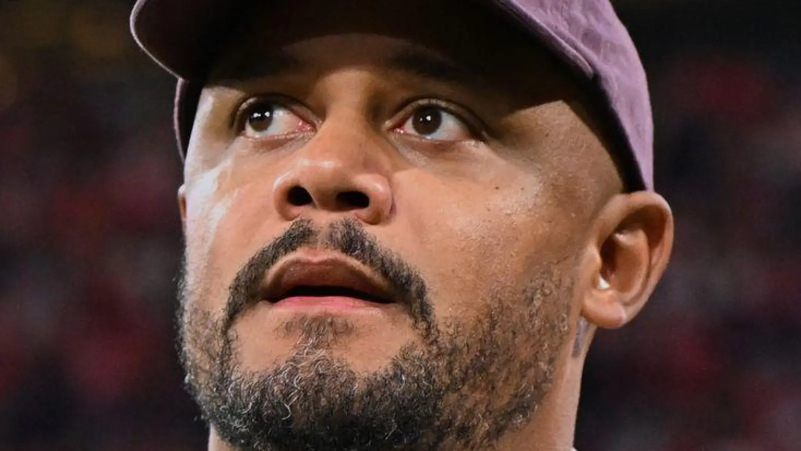 Sonderpreis von Ministerpräsident Söder für Bayern-Trainer Vincent Kompany. (Archivbild) (Foto: Sven Hoppe/dpa)