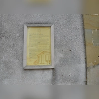 Die vergilbte Infotafel an der ehemaligen Synagoge in Uehlfeld soll durch eine Bronzetafel ersetzt werden. (Foto: Franz Steinlein)