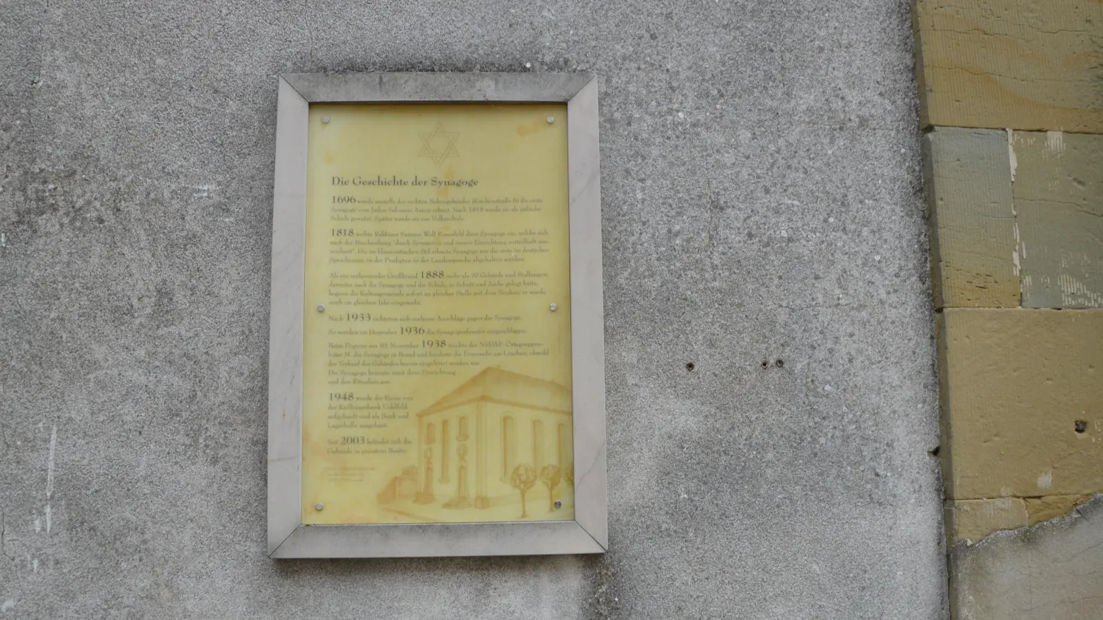 Die vergilbte Infotafel an der ehemaligen Synagoge in Uehlfeld soll durch eine Bronzetafel ersetzt werden. (Foto: Franz Steinlein)