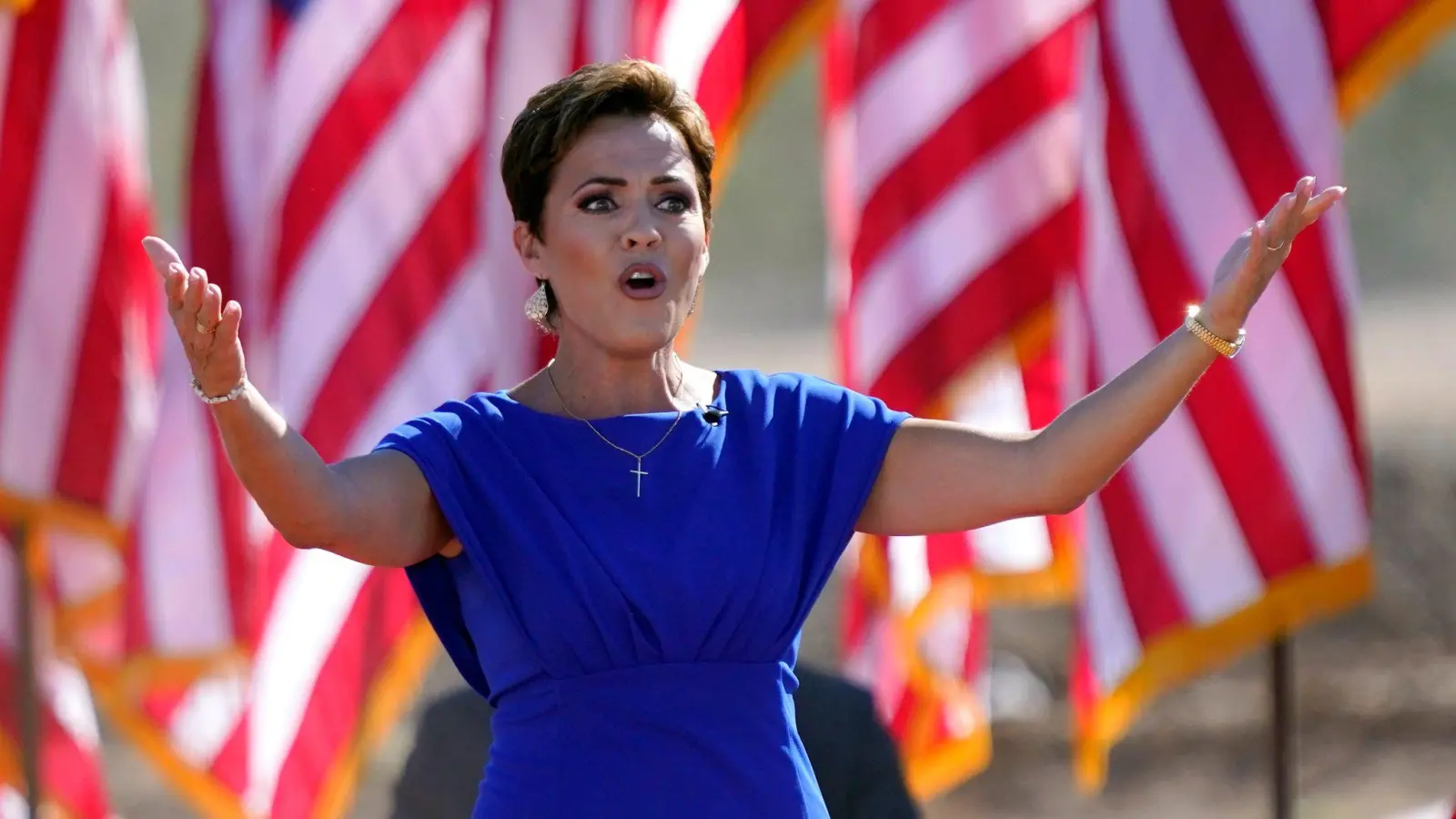 Die Republikanerin Kari Lake, die sich um das Gouverneursamt in Arizona bewirbt, wird in ihrem Wahlkampf von Ex-US-Präsident Donald Trump unterstützt. (Foto: Matt York/AP/dpa)