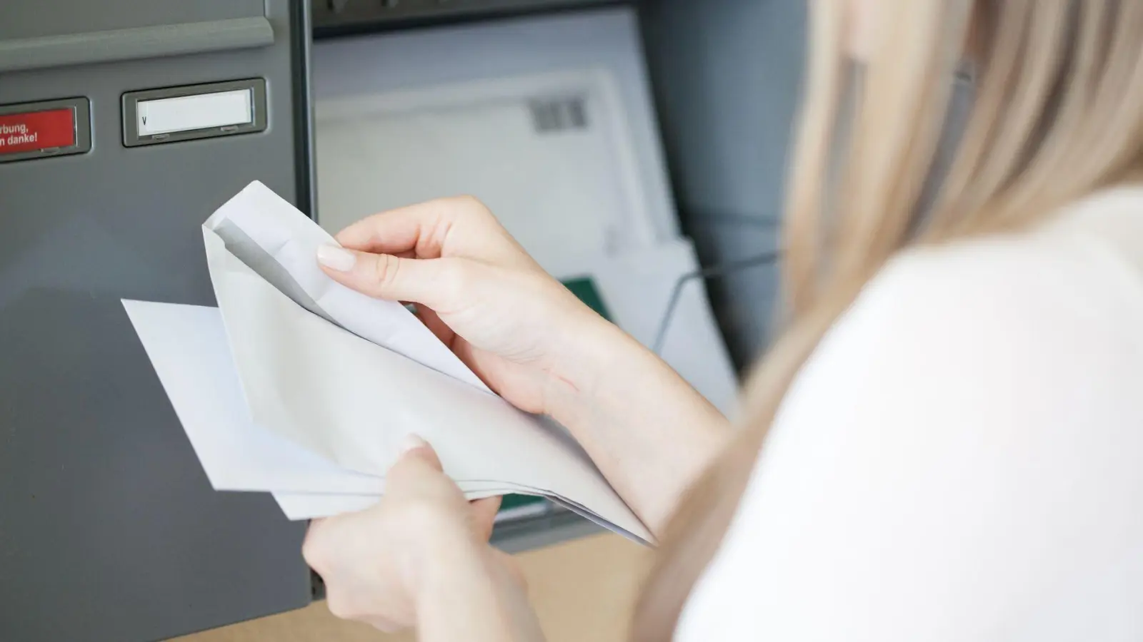 Böse Überraschung nach dem Urlaub: Ein Brief mit einem Bußgeldbescheid aus dem Ausland. (Foto: Christin Klose/dpa-tmn)