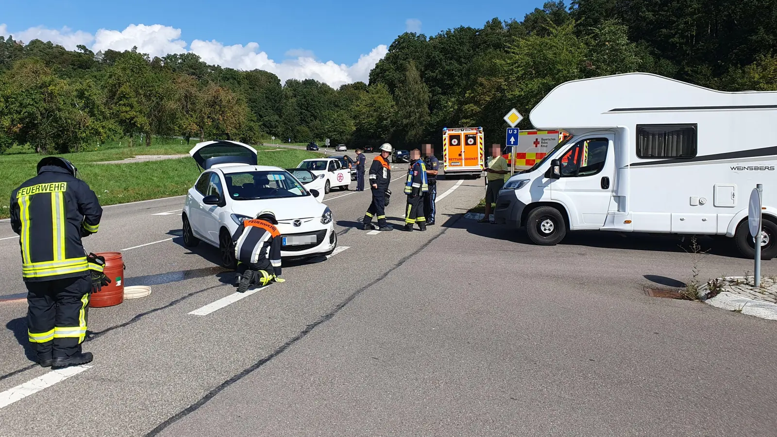 Wegen eines Unfalls an der Einmündung der Rothenburger Straße in die Staatsstraße 1066 in Feuchtwangen ist die Kreuzung aktuell gesperrt. (Foto: FFW Feuchtwangen / Stefan Tank)