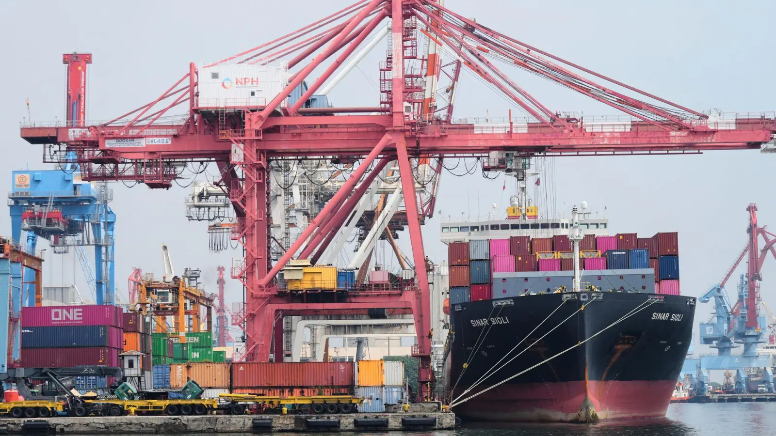 Die EU und Indonesien haben mehr als neun Jahre lang verhandelt - jetzt steht das Freihandelsabkommen. (Archivfoto) (Foto: Tatan Syuflana/AP/dpa)