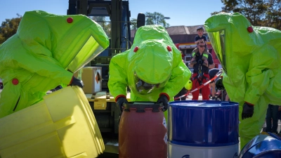 Höchste Vorsicht ist geboten, wenn Gefahrgut sichergestellt wird: Bei der Vorführung am sommerlichen Samstag trugen die Feuerwehrleute ihre speziellen Chemikalienschutzanzüge, in denen es extrem heiß wurde.  (Foto: René Chlopotowski)