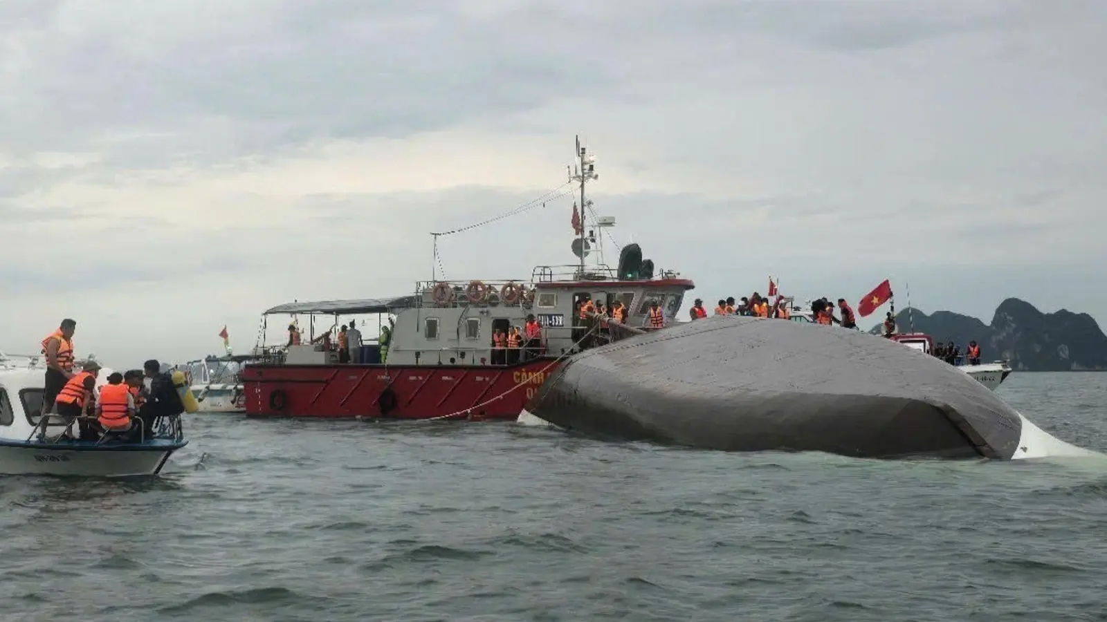 Mindestens 18 Menschen sind bei dem Bootsunglück in der Halong-Bucht gestorben. Rettungskräfte suchen nach weiteren Vermissten. (Foto: VNA/Xinhua/dpa)