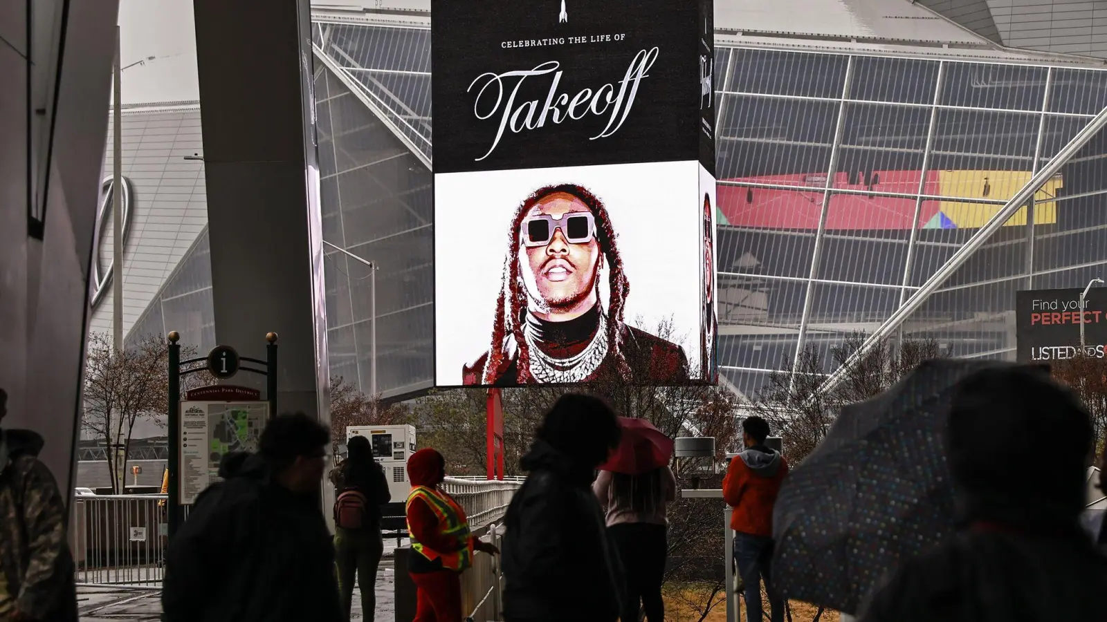 Fans warten am 11.11.2022 vor einer Arena in Atlanta, um an der Gedenkfeier für den getöteten Migos-Rapper Takeoff teilzunehmen. (Foto: Natrice Miller/The Atlanta Journal-Constitution/ZUMA Press Wire/dpa)