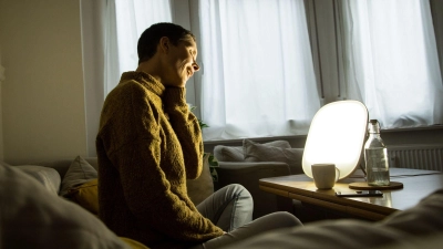 Tageslichtlampen sollen gegen Winterdepression helfen - Dauer und Abstand sind allerdings entscheidend. (Foto: Christin Klose/dpa-tmn)