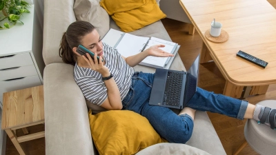 Ruft die Krankenkasse Versicherte mit Krankengeldbezug an, sollte man sich nicht auf Diskussionen einlassen. (Foto: Christin Klose/dpa-tmn)