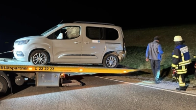 Eines der beiden beteiligten Fahrzeuge wird abtransportiert. (Foto: Kreisfeuerwehrverband Neustadt/Aisch-Bad Windsheim)