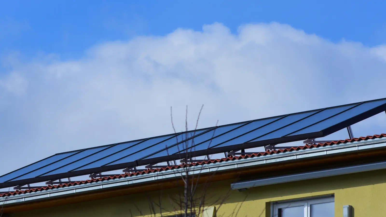 Photovoltaik-Anlagen auf Dächern sind auch in der Region immer häufiger zu sehen. Der Ausbau der Solarenergie schreitet voran. (Archivfoto: Jim Albright)