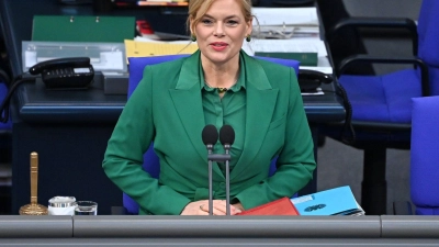 Bundestagspräsidentin Julia Klöckner fordert strengere Voraussetzungen für eine Beschäftigung durch Abgeordnete und eine bessere Drohnenabwehr. (Archivbild)  (Foto: Elisa Schu/dpa)