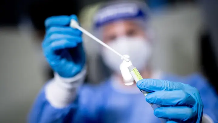 Eine medizinische Mitarbeiterin hält in einem Corona-Testzentrum ein Abstrichstäbchen in der Hand. (Foto: Matthias Balk/dpa/Symbolbild)
