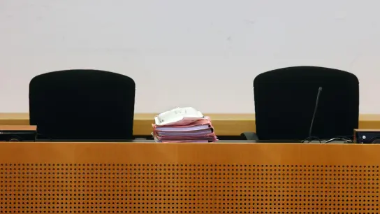 Akten liegen im Strafjustizzentrum auf dem Richtertisch. (Foto: Karl-Josef Hildenbrand/dpa)
