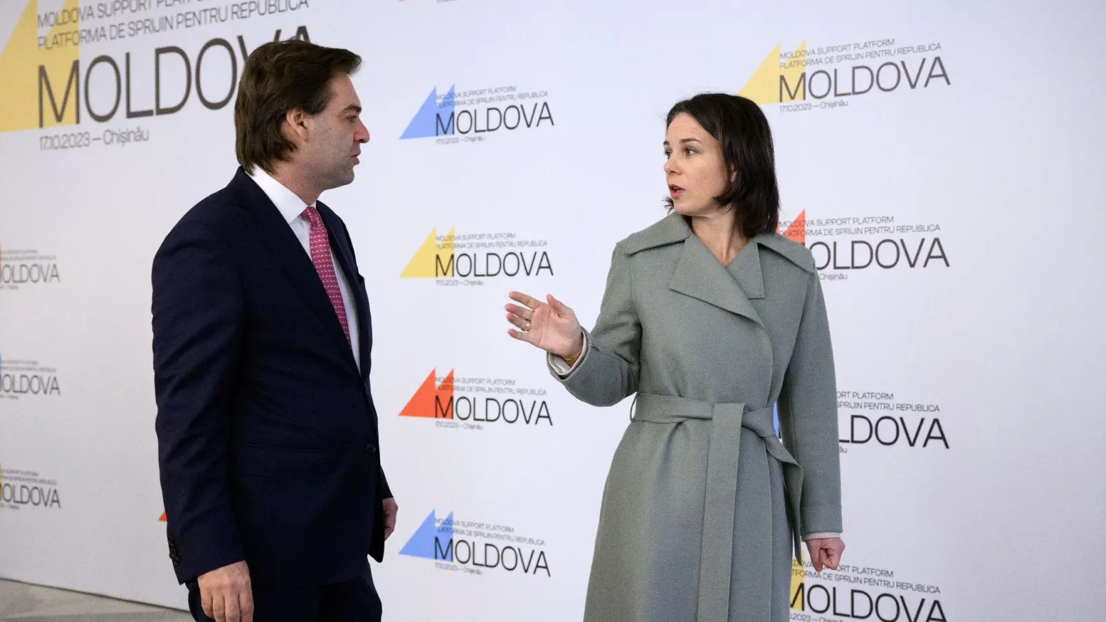 Außenministerin Annalena Baerbock und ihr Amtskollege aus der Republik Moldau, Nicu Popescu, bei der Konferenz der Moldau-Unterstützungsplattform im Palast der Republik in Chisinau. (Foto: Bernd von Jutrczenka/dpa)