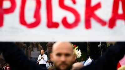 Oppositionsführer Donald Tusk spricht während des Marsches zur Unterstützung der Opposition gegen die populistische Regierungspartei Recht und Gerechtigkeit (PiS). (Foto: Rafal Oleksiewicz/AP/dpa)