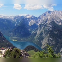 Was ist Bayern, was ist Norwegen? Wären da nicht Kreuzfahrtschiffe im rechten Bild, man könnte es kaum beantworten. (Foto: Andrea Warnecke/Michael Zehender/dpa-tmn)