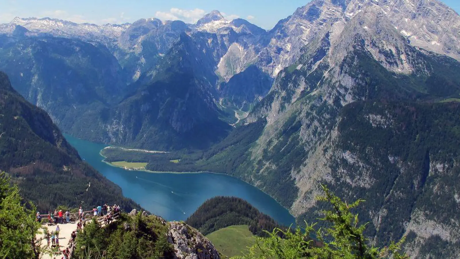 Was ist Bayern, was ist Norwegen? Wären da nicht Kreuzfahrtschiffe im rechten Bild, man könnte es kaum beantworten. (Foto: Andrea Warnecke/Michael Zehender/dpa-tmn)