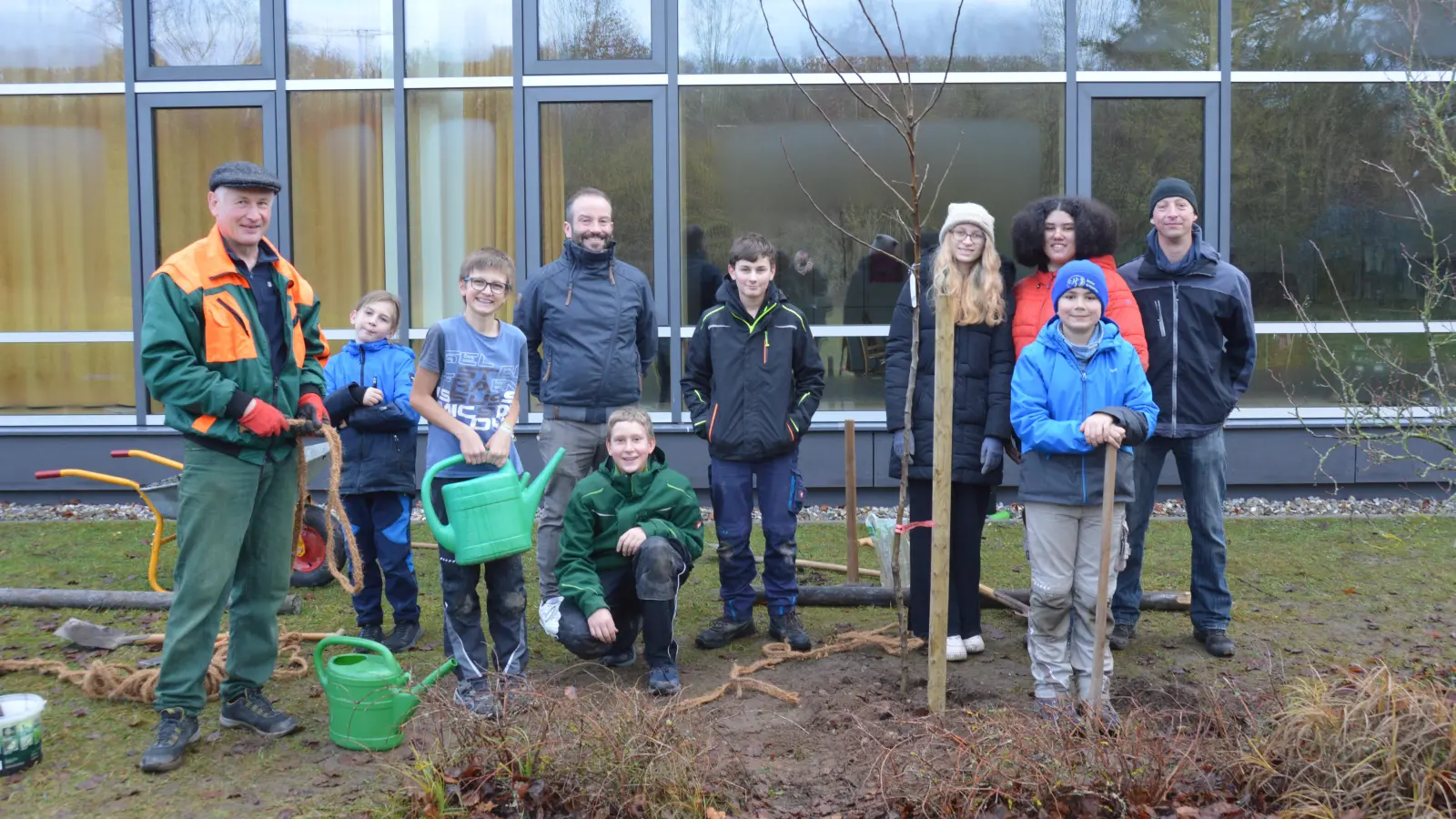 Schülerinnen und Schüler der Realschule pflanzten unter fachlicher Anleitung die gespendeten Bäume. (Foto: Bernhard Schneider)