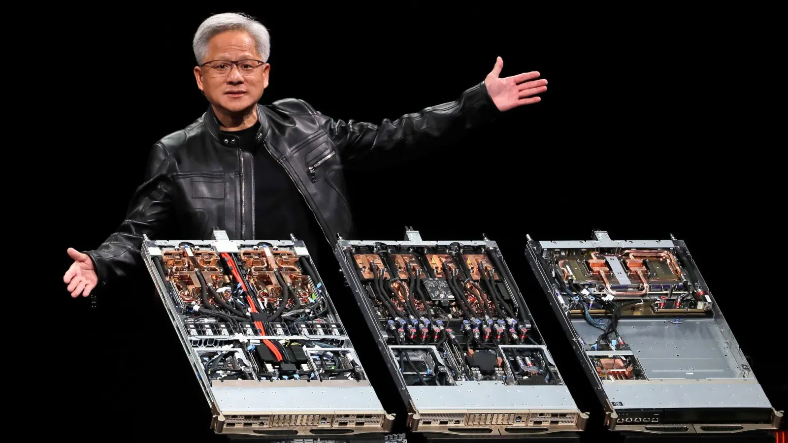 Nvidia-Chef Jensen Huang warnt, dass eine komplette US-Blockade die Entwicklung eigener Chip-Technologie in China beschleunigen würde. (Archivbild) (Foto: Chiang Ying-ying/AP/dpa)