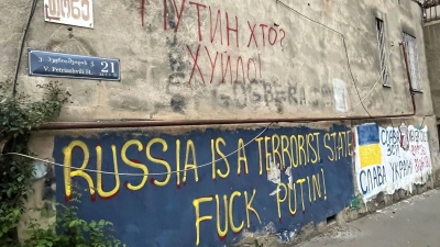An einer Hauswand in einem Viertel der Hauptstadt Tiflis stehen auf Englisch und auf Ukrainisch antirussische Parolen, die den Krieg von Kremlchef Wladimir Putin gegen die Ukraine verurteilen. (Foto: Ulf Mauder/dpa)