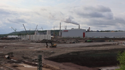 Die Erweiterungsarbeiten am Markt Bibarter Egger-Werk sind schon seit Monaten am Laufen. Die formal dafür nötige Bebauungsplanänderung ist nun in trockenen Tüchern. (Foto: Andreas Reum)