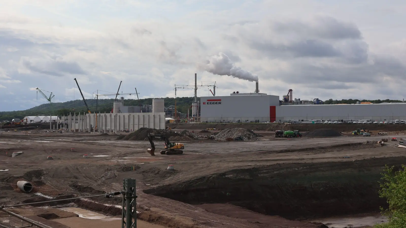 Die Erweiterungsarbeiten am Markt Bibarter Egger-Werk sind schon seit Monaten am Laufen. Die formal dafür nötige Bebauungsplanänderung ist nun in trockenen Tüchern. (Foto: Andreas Reum)