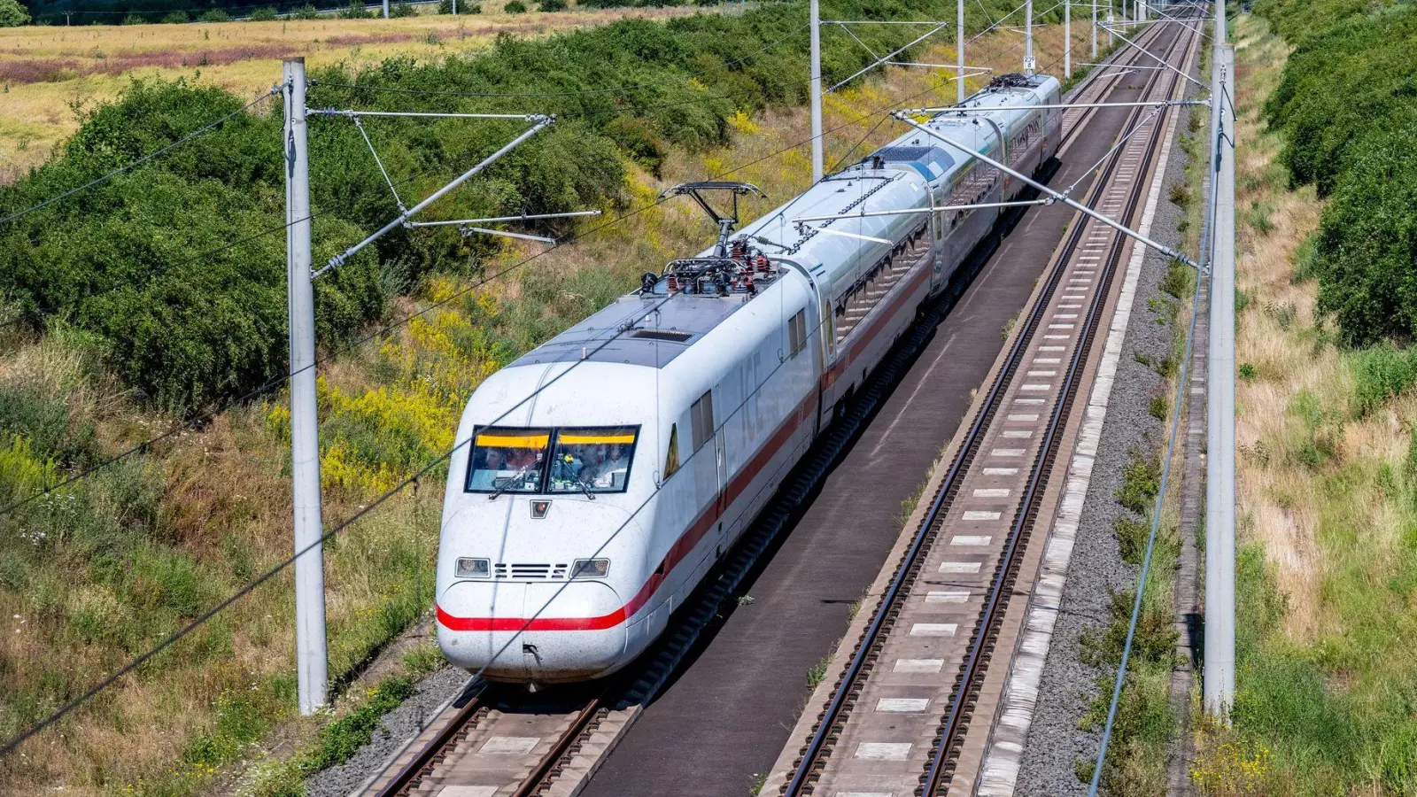 Mit 405 Kilometer pro Stunde rauschte der Zug mit dem Testwagen über die Strecke zwischen Erfurt und Leipzig. (Foto: Jacob Schröter/dpa)